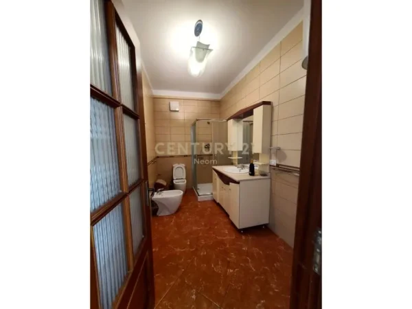 Tirane, jepet me qera ambjent biznesi Kati 5, 99 m² 1.000 € (Qender)