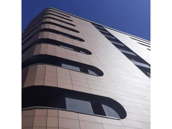 Tirane, jepet me qera ambjent biznesi Kati 1, 120 m² 1.800 € (Oasis rezidence)