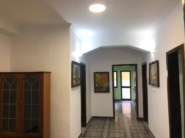 Tirane, jepet me qera ambjent biznesi Kati 1, 120 m² 650 € (NIKOLLA LENA)