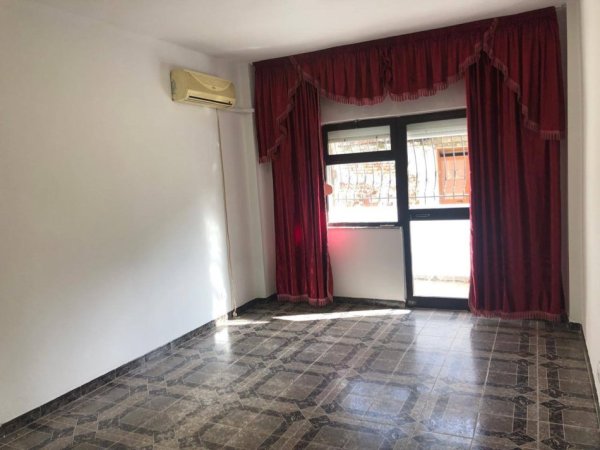 Tirane, jepet me qera ambjent biznesi Kati 1, 120 m² 650 € (NIKOLLA LENA)