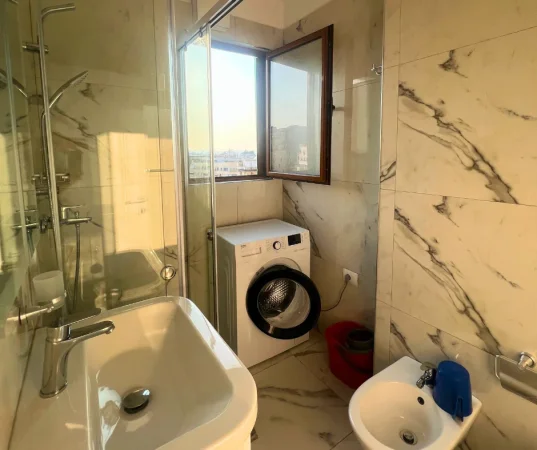 Tirane, jepet me qera garsonier 1+1 Kati 8, 35 m² 500 € (Sheshi Willsn)