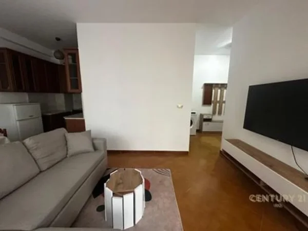 Tirane, jepet me qera apartament 1+1 Kati 3, 61 m² 600 € (Komuna Parisit)