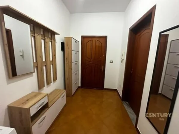 Tirane, jepet me qera apartament 1+1+Ballkon Kati 3, 61 m² 600 € (komuna e parisit medar shtylla)
