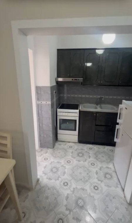 Tirane, jepet me qera apartament 1+1+Aneks+Ballkon Kati 3, 60 m² 450 € (Porcelan, Mbas Universitetit Europian.)