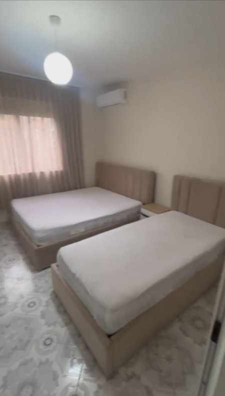 Tirane, jepet me qera apartament 1+1+Aneks+Ballkon Kati 3, 60 m² 450 € (Porcelan, Mbas Universitetit Europian.)