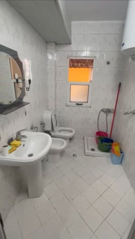 Tirane, jepet me qera apartament 1+1+Aneks+Ballkon Kati 3, 60 m² 450 € (Porcelan, Mbas Universitetit Europian.)