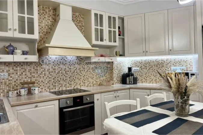 Tirane, jepet me qera apartament 2+1+Ballkon Kati 2, 1.000 € (Elenora)