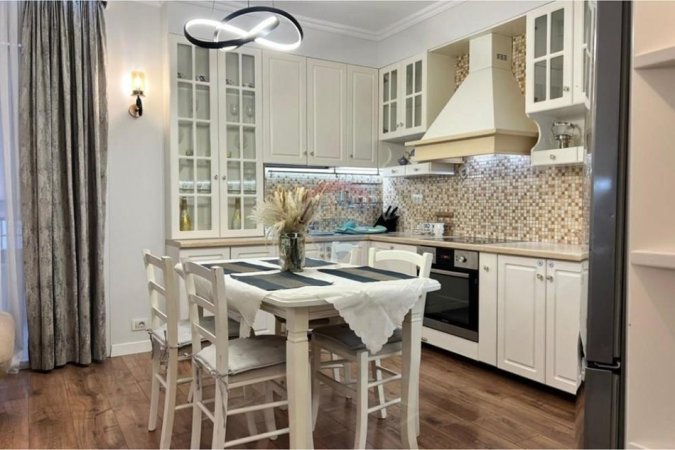 Tirane, jepet me qera apartament 2+1+Ballkon Kati 2, 1.000 € (Elenora)