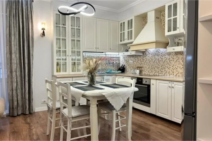 Tirane, jepet me qera apartament 2+1+Ballkon Kati 2, 1.000 € (Elenora)