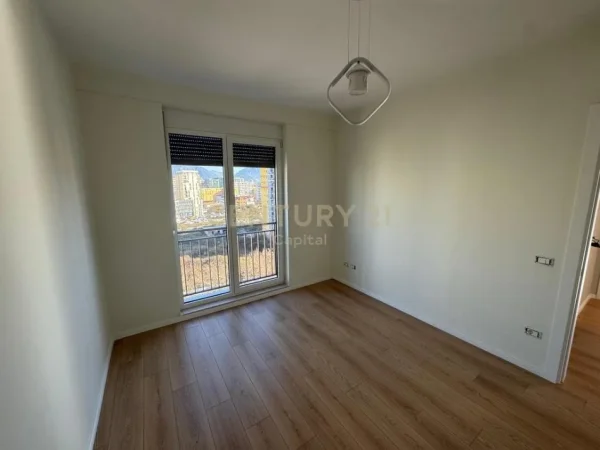 Tirane, jepet me qera apartament 2+1+Ballkon Kati 7, 101 m² 650 € (ish fusha aviacionit)