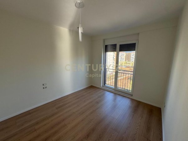 Tirane, jepet me qera apartament 2+1+Ballkon Kati 7, 101 m² 650 € (ish fusha aviacionit)