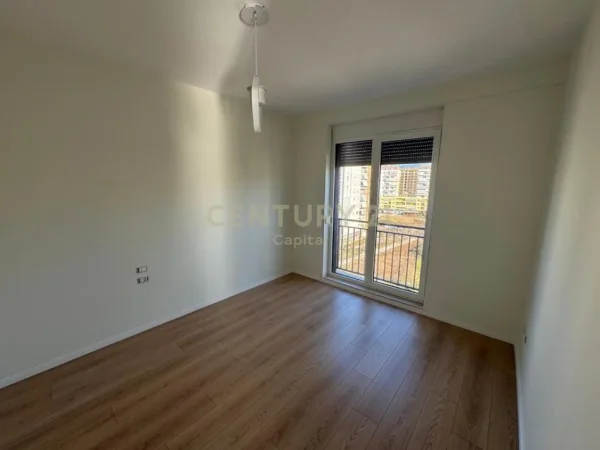 Tirane, jepet me qera apartament 2+1+Ballkon Kati 7, 101 m² 650 € (ish fusha aviacionit)