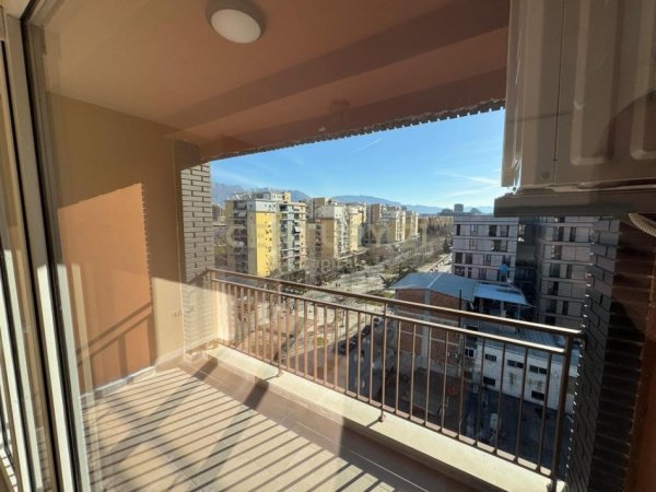 Tirane, jepet me qera apartament 2+1+Ballkon Kati 7, 101 m² 650 € (ish fusha aviacionit)