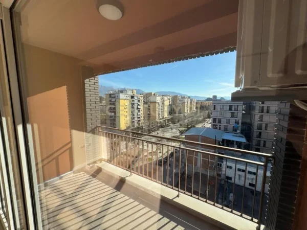 Tirane, jepet me qera apartament 2+1+Ballkon Kati 7, 101 m² 650 € (ish fusha aviacionit)