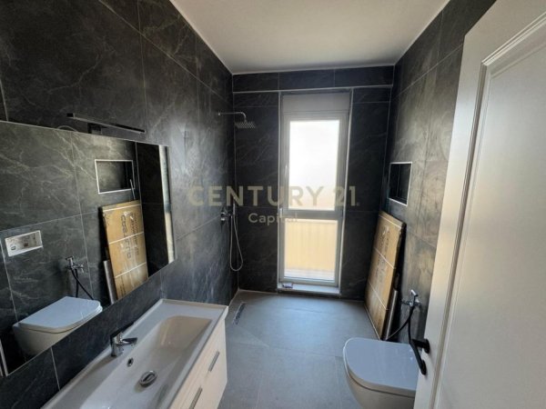 Tirane, jepet me qera apartament 2+1+Ballkon Kati 7, 101 m² 650 € (ish fusha aviacionit)