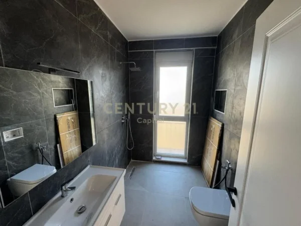 Tirane, jepet me qera apartament 2+1+Ballkon Kati 7, 101 m² 650 € (ish fusha aviacionit)