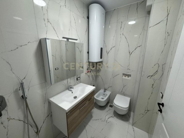 Tirane, jepet me qera apartament 2+1+Ballkon Kati 7, 101 m² 650 € (ish fusha aviacionit)