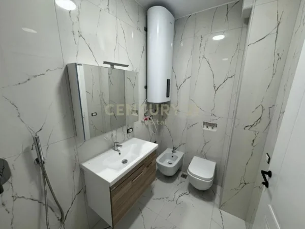 Tirane, jepet me qera apartament 2+1+Ballkon Kati 7, 101 m² 650 € (ish fusha aviacionit)