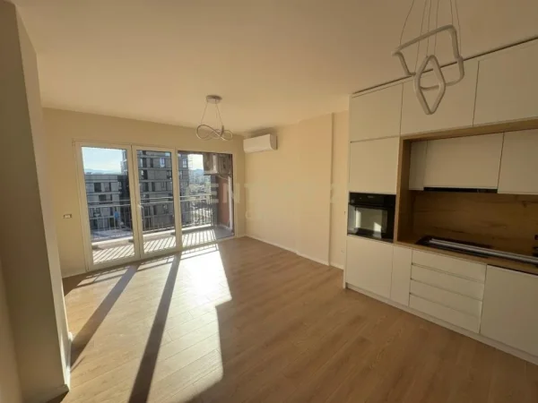 Tirane, jepet me qera apartament 2+1+Ballkon Kati 7, 101 m² 650 € (ish fusha aviacionit)