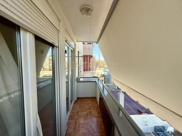 Tirane, jepet me qera apartament 2+1 Kati 8, 85 m² 700 € (Qender)