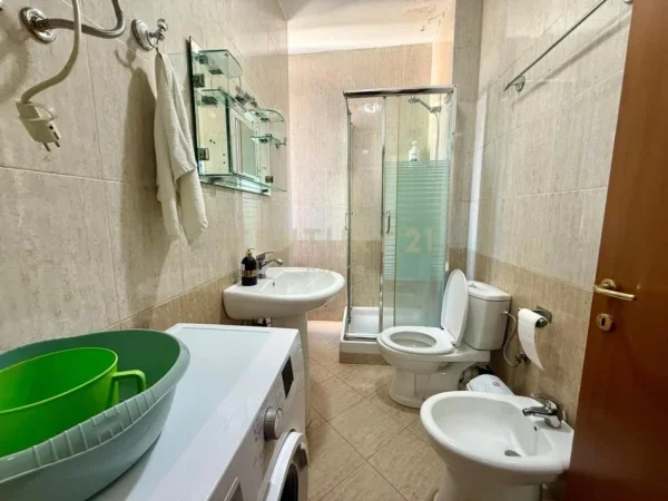 Tirane, jepet me qera apartament 2+1+Ballkon Kati 8, 85 m² 700 € (sheshi skenderbej)