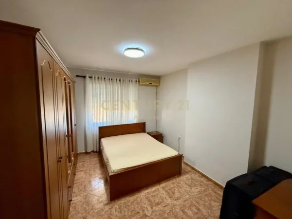 Tirane, jepet me qera apartament 2+1+Ballkon Kati 8, 85 m² 700 € (sheshi skenderbej)