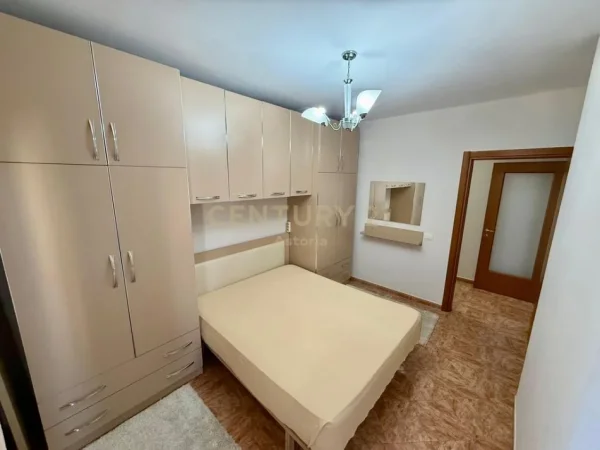 Tirane, jepet me qera apartament 2+1+Ballkon Kati 8, 85 m² 700 € (sheshi skenderbej)