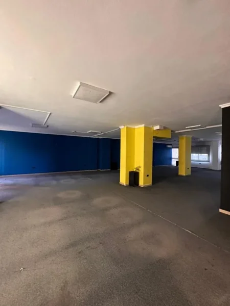 Tirane, jepet me qera zyre Kati 4, 585 m² 6.000 € (RRUGA E KAVAJES)