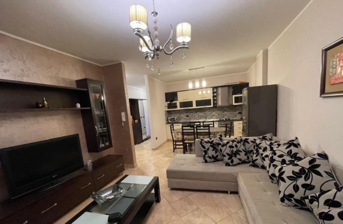 Tirane, jepet me qera apartament 2+1 Kati 6, 120 m² 700 € (XHAMLLIKU)