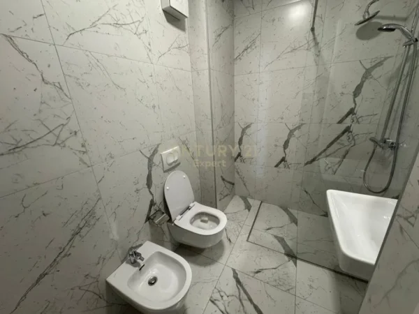 Tirane, jepet me qera apartament 2+1+Ballkon Kati 2, 100 m² 1.000 € (ring center zogu zi)