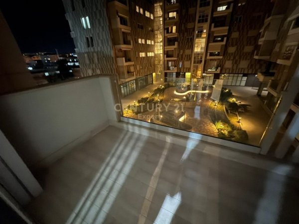 Tirane, jepet me qera apartament 2+1+Ballkon Kati 2, 100 m² 1.000 € (ring center zogu zi)