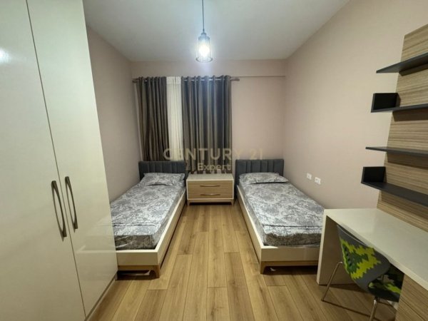 Tirane, jepet me qera apartament 2+1+Ballkon Kati 2, 100 m² 1.000 € (ring center zogu zi)