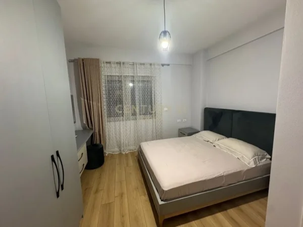 Tirane, jepet me qera apartament 2+1+Ballkon Kati 2, 100 m² 1.000 € (ring center zogu zi)