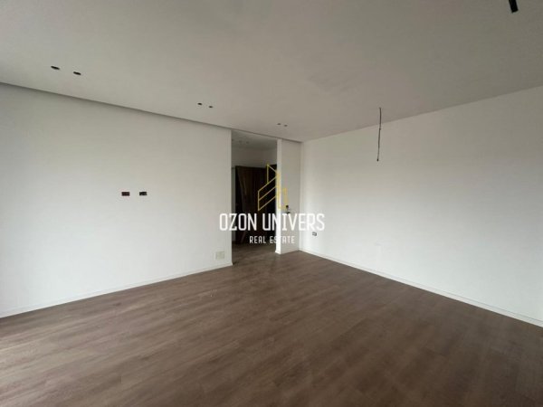 Tirane, jepet me qera ambjent biznesi + parking Kati 5, 56 m² 600 € (Don Bosko)