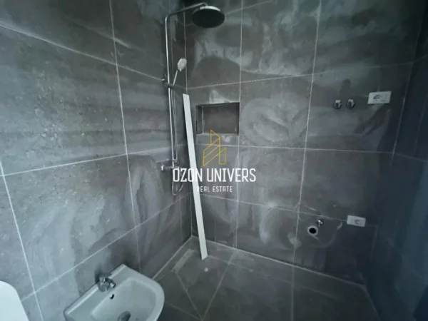 Tirane, jepet me qera ambjent biznesi + parking Kati 5, 56 m² 600 € (Don Bosko)