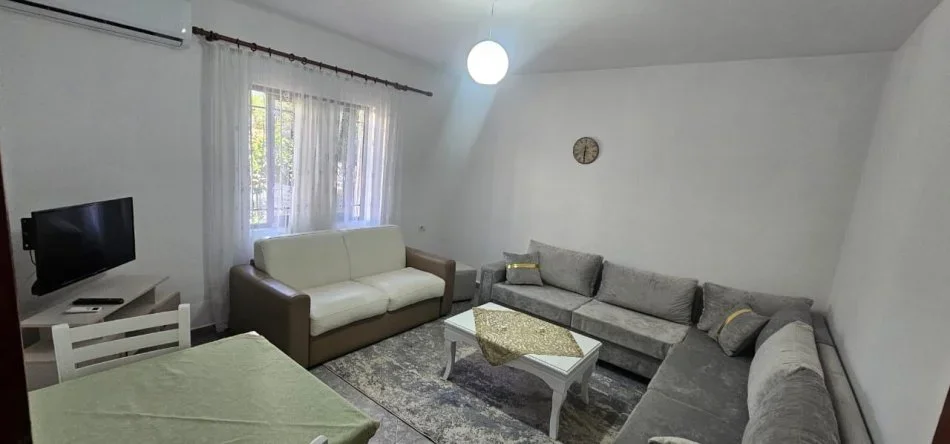 Tirane, jepet me qera apartament 1+1 , 60 m² 450 € (Ish Parku i Autobusëve)