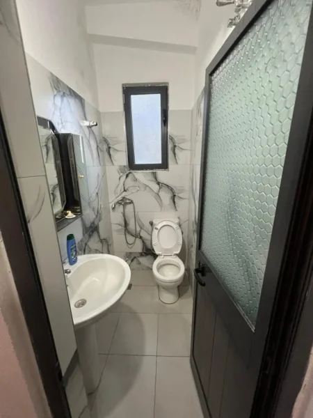 Durres, jepet me qera apartament 1+1 Kati 1, 66 m² 300 € (rruga plazh durres)