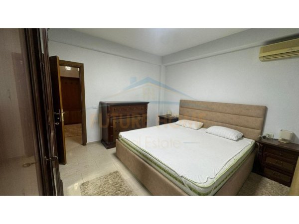 Tirane, jepet me qera apartament 3+1 Kati 7, 120 m² 1.000 € (pas Kishës Katolike)