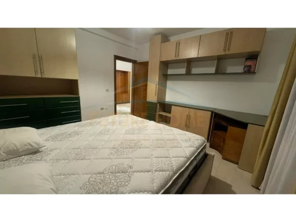 Tirane, jepet me qera apartament 3+1 Kati 7, 120 m² 1.000 € (pas Kishës Katolike)