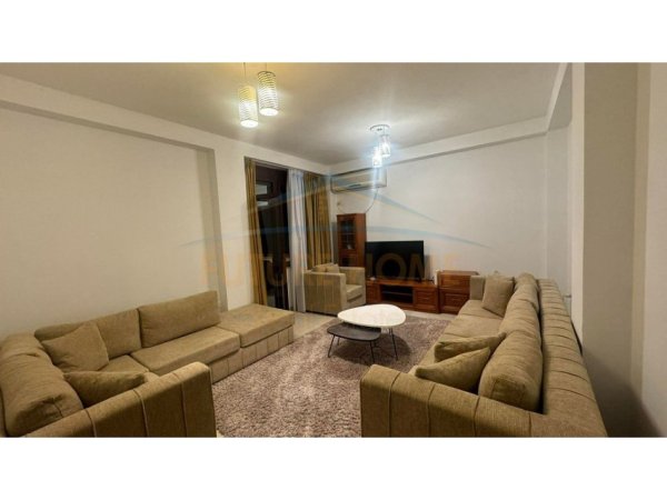 Tirane, jepet me qera apartament 3+1 Kati 7, 120 m² 1.000 € (pas Kishës Katolike)