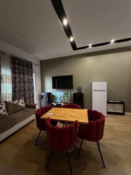 Tirane, jepet me qera apartament 1+1+Ballkon Kati 1, 65 m² 400 € (PORCELAN)
