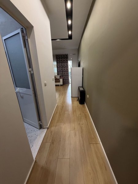 Tirane, jepet me qera apartament 1+1+Ballkon Kati 1, 65 m² 400 € (PORCELAN)
