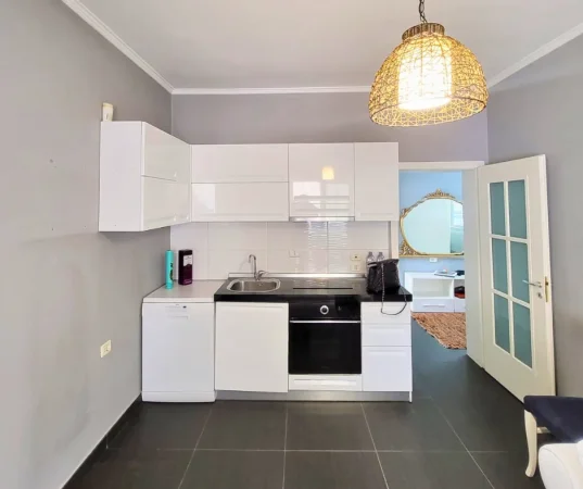 Tirane, jepet me qera apartament 1+1 Kati 5, 58 m² 950 € (Garda)