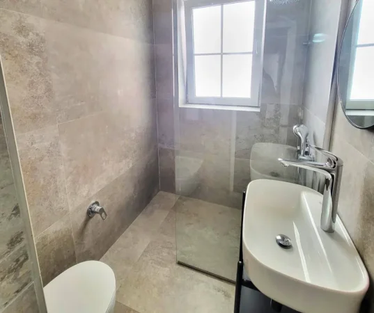 Tirane, jepet me qera apartament 1+1 Kati 5, 58 m² 950 € (Garda)