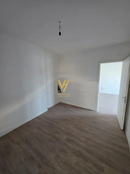 Tirane, jepet me qera apartament 2+1+Ballkon Kati 6, 84 m² 520 € (UNIVERS CITY)