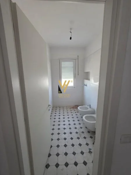 Tirane, jepet me qera apartament 2+1+Ballkon Kati 6, 84 m² 520 € (UNIVERS CITY)