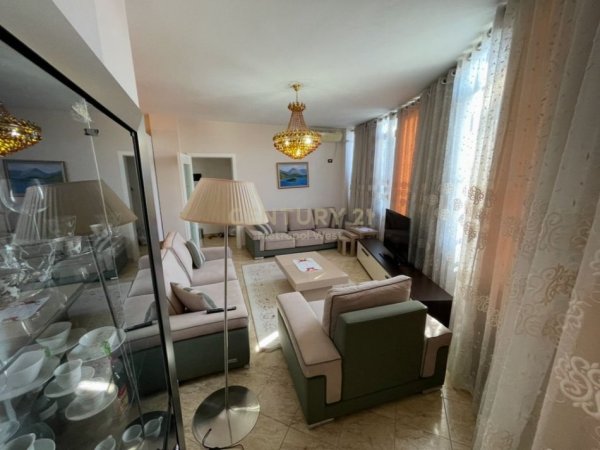 Tirane, jepet me qera apartament 1+1 Kati 3, 80 m² 500 € (Kompleksi Grand, ish Tregu Elektrik)