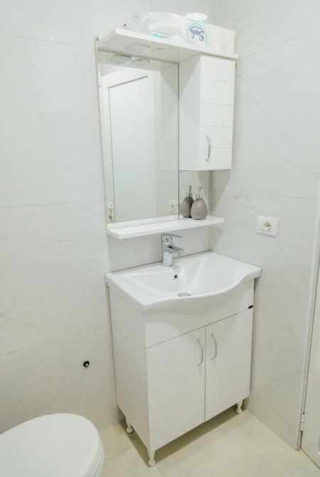 Tirane, jepet me qera apartament 1+1 , 62 m² 800 € (BLLOKU)