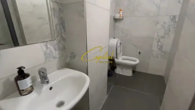 Tirane, jepet me qera apartament 1+1 Kati 1, 55 m² 420 € (5 MAJI)