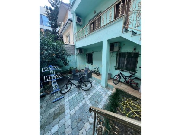 Tirane, jepet me qera apartament 2+1+Ballkon Kati 2, 100 m² 800 € (Rruga e Kavajës, pranë Garden Building)